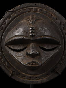 Eket Maske / Tribal Art / African Art: 63 Maske Eket, Nigeria Gesockelt (base included) Holz. H 16,5 cm. Provenienz: Nachlass René David (1928-2015), Zürich. Die Eket sind eine kleine Volksgruppe im Südosten von Nigeria, Nachbarn der Ib