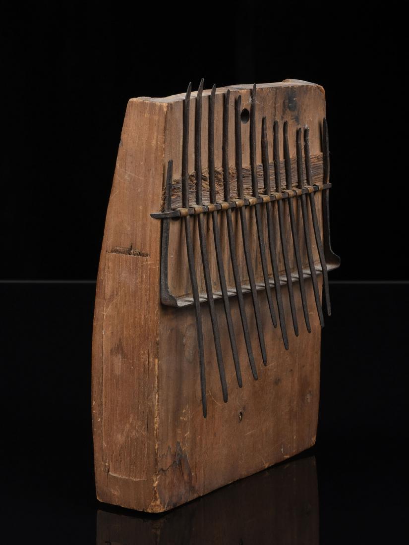 Lamellophon, "sanza": 97 Lamellophon, "sanza" Bangala (?), DR Kongo Ohne Sockel (without base) Holz, Eisen. L 18 cm. Provenienz: Nachlass Kurt Hösli-Brutschin (1928-2006), Basel. CHF 100 / 200 EUR 86 / 172