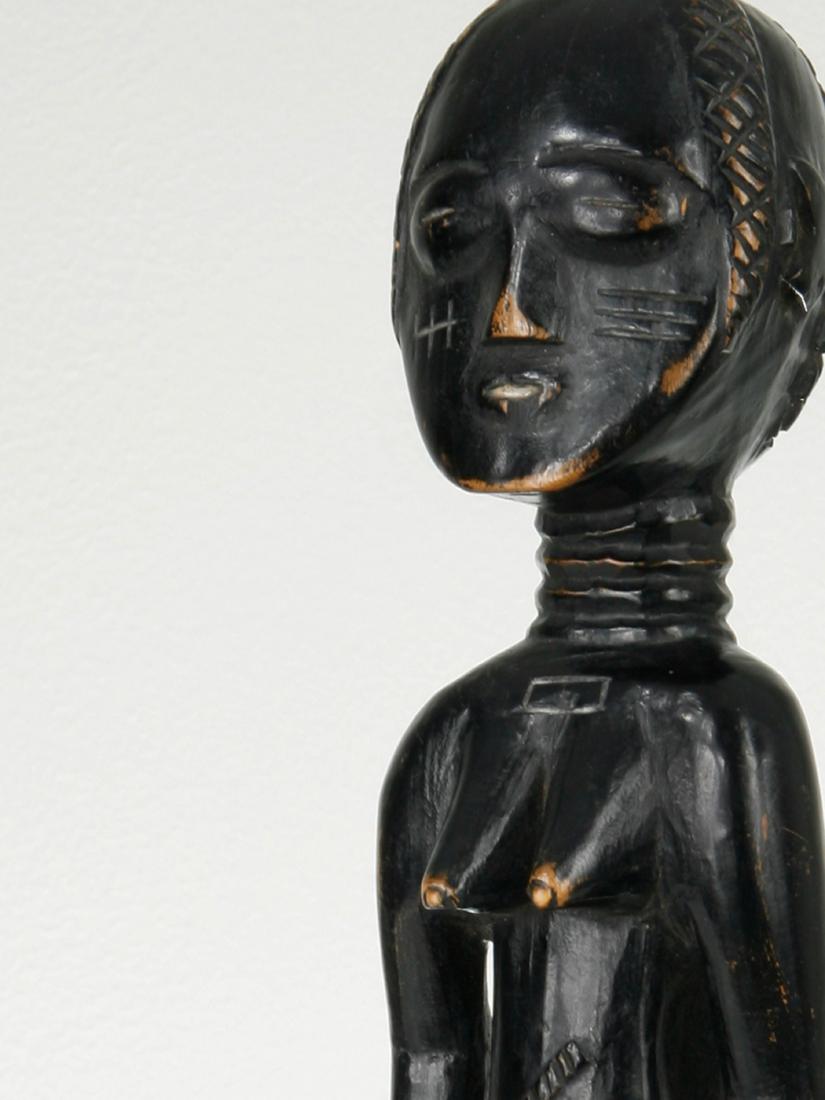 Figur: 24 Figur Abron, Ghana Ohne Sockel (without base) Holz. H 31 cm. Provenienz: - Vera und Wolfgang Nerlich, München. - Kunstauktionshaus Zemanek-Münster, Würzburg. - Schweizer Privatsammlung, Zürich.