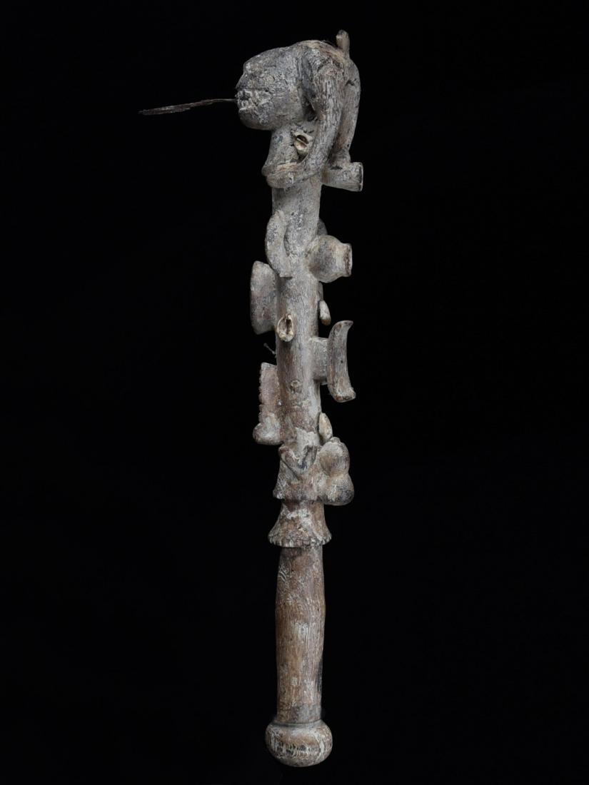 Zeremonialaxt: 27 Zeremonialaxt Fon, Benin Gesockelt (base included) Holz, Eisen. H 41,5 cm. Provenienz: Nachlass René David (1928-2015), Zürich. (African Art, Art Africain, Art d’Afrique, Afrikanische Kunst, Tr