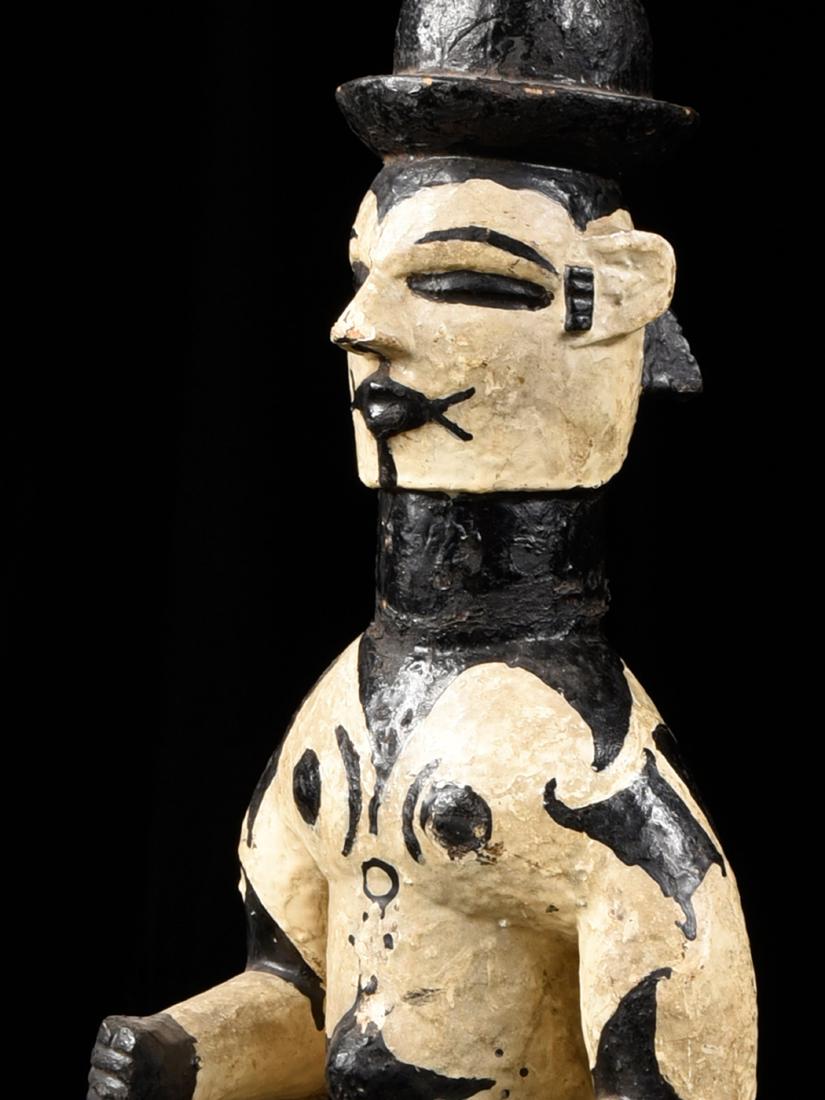 Kopfaufsatz, "ka-alu": 29 Kopfaufsatz, "ka-alu" Ogoni, Nigeria Ohne Sockel (without base) Holz. H 58 cm. Provenienz: Galerie Walu, Zürich (vor 1995). Publiziert: David, Jean (2002). Ogoni. Zürich: Galerie Walu. Die Ogoni 