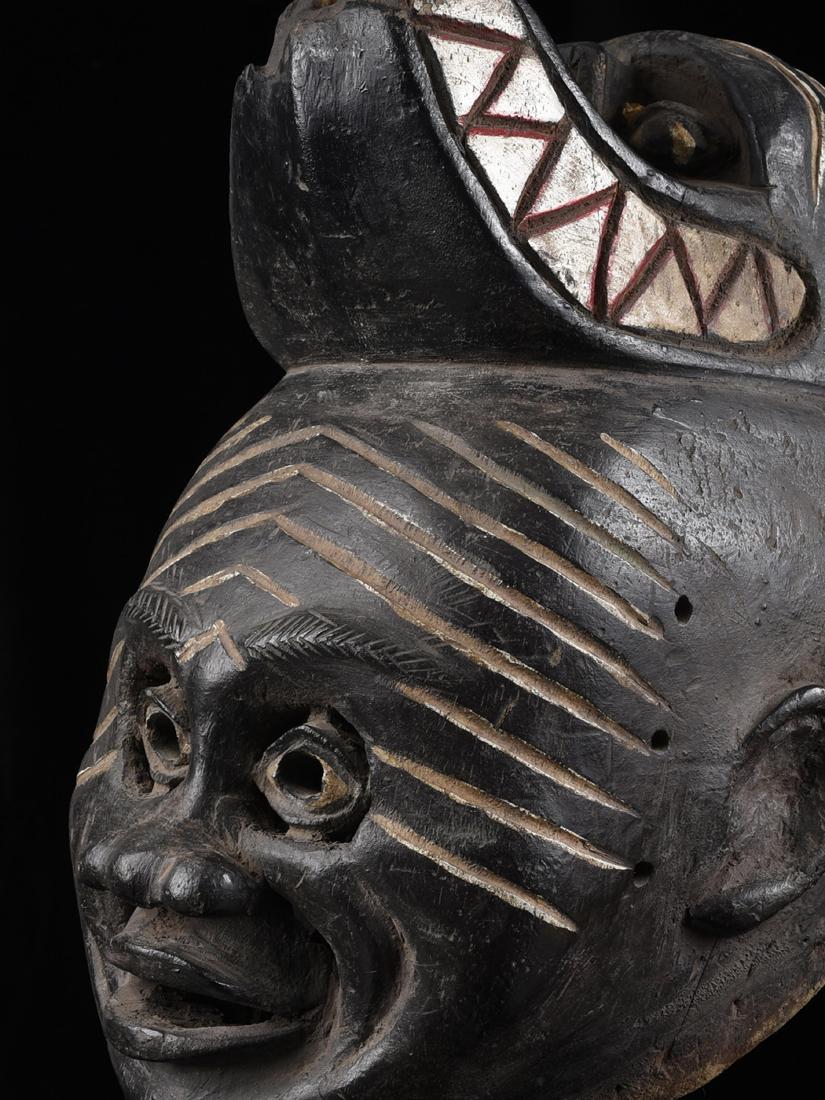 Maske: 33 Maske Yoruba, Nigeria Ohne Sockel (without base) Holz. H 40 cm. Provenienz: Nachlass René David (1928-2015), Zürich. CHF 400 / 800 EUR 344 / 688