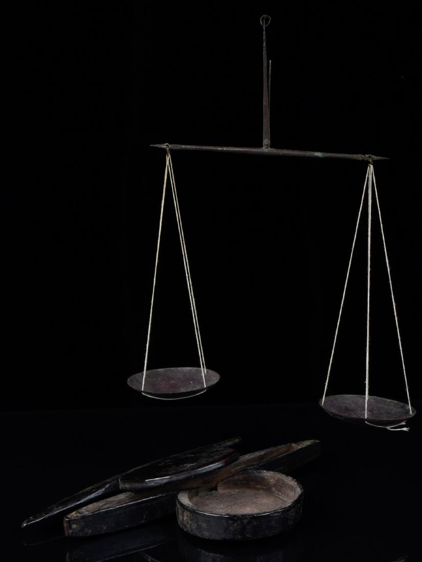 Opium Waage: 86 Opium Waage Thailand Ohne Sockel (without base) Holz, Gelbguss, Schnur. B 21,5 cm. Ø 8 cm. Provenienz: Nachlass Kurt Hösli-Brutschin (1928-2006), Basel. CHF 100 / 200 EUR 86 / 172