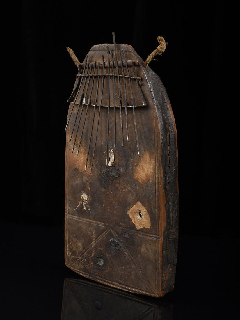 Sansa: 97 Sansa DR Kongo Ohne Sockel (without base) Holz, Eisen. L 31 cm. Provenienz: Nachlass Kurt Hösli-Brutschin (1928-2006), Basel. CHF 100 / 200 EUR 86 / 172