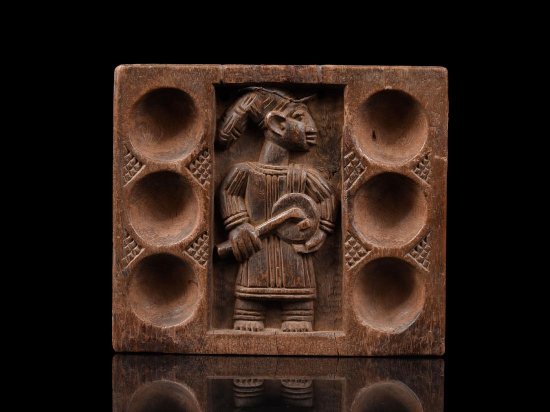 Hälfte eines Ayoayo-Spielbrettes: 56 Hälfte eines Ayoayo-Spielbrettes Yoruba, Nigeria Ohne Sockel (without base) Holz. H 29 cm. B 25 cm. Provenienz: Nachlass René David (1928-2015), Zürich. Das Spiel ist unter diversen Namen und in