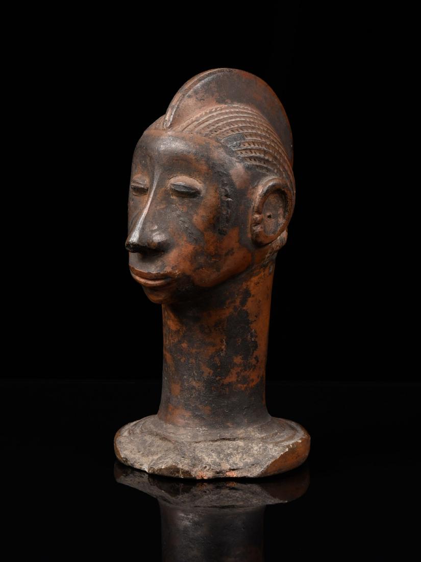 Altar-Kopf: 61 Altar-Kopf Idoma, Nigeria Ohne Sockel (without base) Terrakotta. H 14 cm. Provenienz: Galerie Walu, Zürich. Thermolumineszenz-Altersbestimmung: 120 Jahre (+/-20%). CHF 200 / 400 EUR 172 / 344