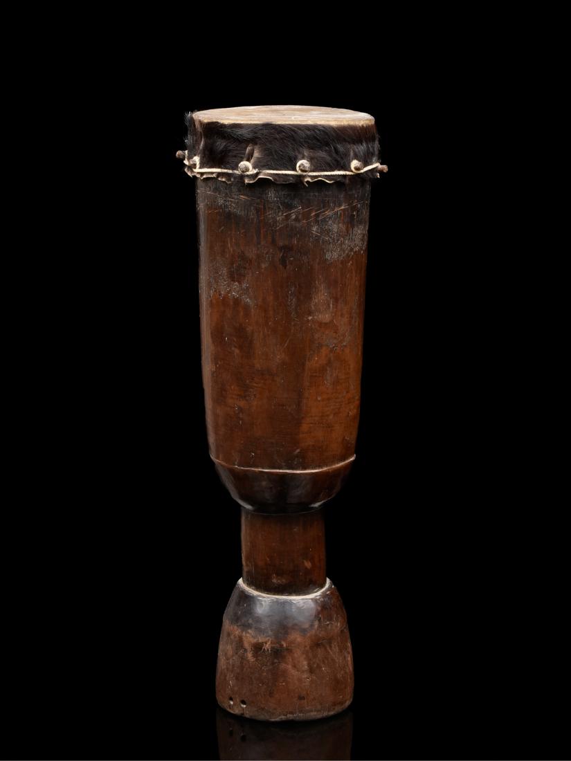 Standtrommel: 82 Standtrommel DR Kongo Holz, Fell. H 76 cm. Provenienz: Nachlass Kurt Hösli-Brutschin (1928-2006), Basel. Standtrommel welche bei sozialen und religiösen Ritualen von Würdenträgern und Mitgliede