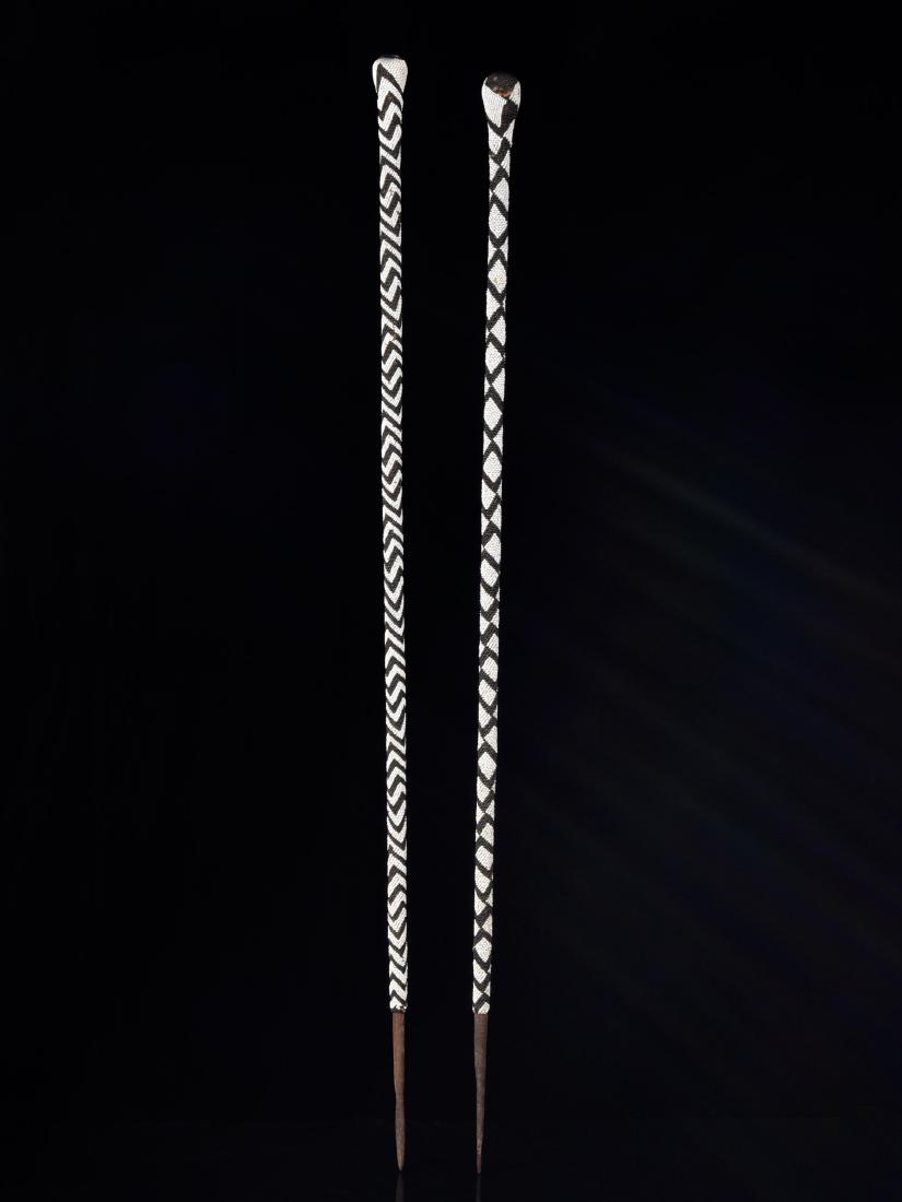 2 Stäbe: 103 2 Stäbe Tutsi, Ruanda Holz, Glasperlen. H 103 und 104 cm. Provenienz: Nachlass Kurt Hösli-Brutschin (1928-2006), Basel. CHF 200 / 400 EUR 172 / 344