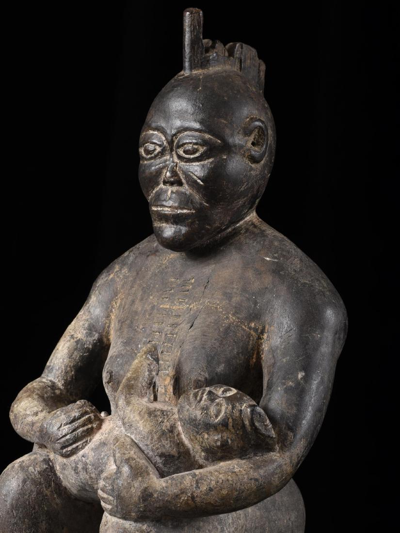 Sitzende Figur mit Kind / Montol / Nigeria (1 of 17)
