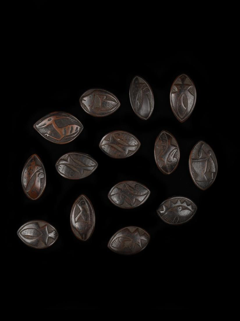 14 Abbia-Spielsteine, "mvia" (1 of 16)