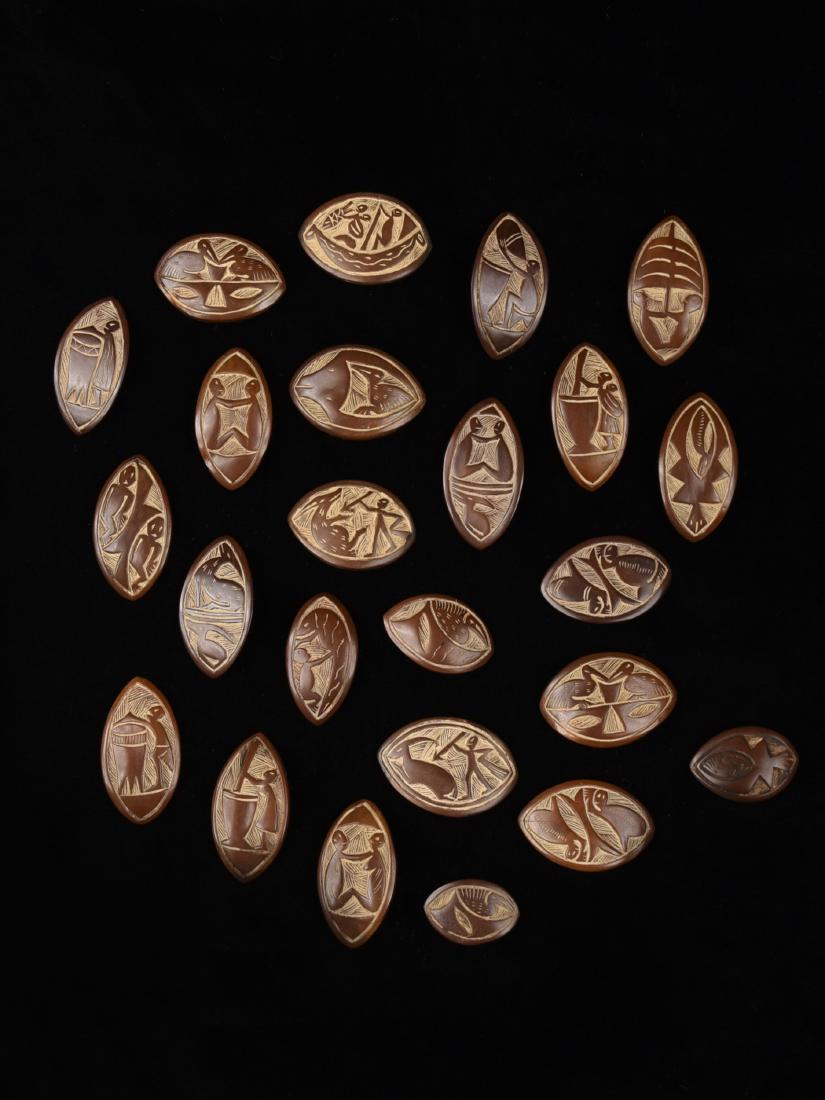 24 Abbia-Spielsteine, "mvia" (1 of 20)