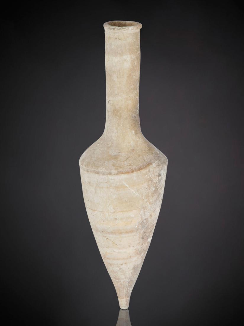 Spindelunguentarium: Spindelunguentarium Römisch, östlicher Mittelmeerraum Alabaster. H 17 cm. Provenienz: Schweizer Privatsammlung, Zürich. CHF 300 / 600 EUR 258 / 516