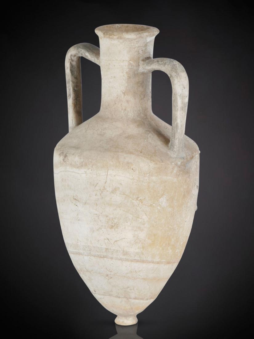 Amphoriskos: Amphoriskos Griechisch, östlicher Mittelmeerraum Alabaster. H 13,5 cm. Provenienz: Schweizer Privatsammlung, Zürich. CHF 600 / 1 000 EUR 516 / 860