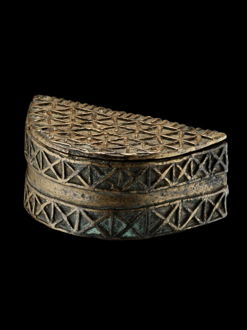 Goldstaub-Dose, "adakawa": Goldstaub-Dose, "adakawa" Asante, Ghana Gelbguss. H 2,5 cm. B 6 cm. Provenienz: Nachlass René David (1928-2015), Zürich. CHF 100 / 200 EUR 86 / 172