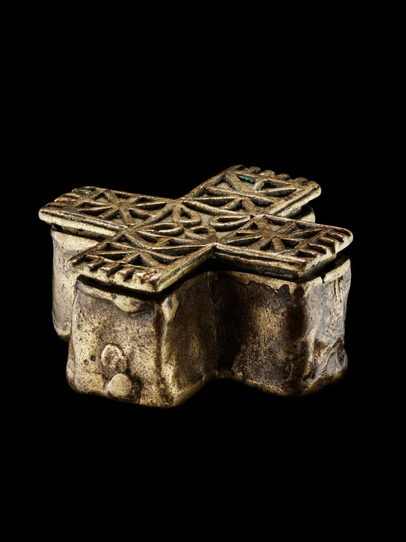 Goldstaub-Dose, "adakawa": Goldstaub-Dose, "adakawa" Asante, Ghana Gelbguss. H 2 cm. B 4,5 cm. Provenienz: Nachlass René David (1928-2015), Zürich. CHF 100 / 200 EUR 86 / 172