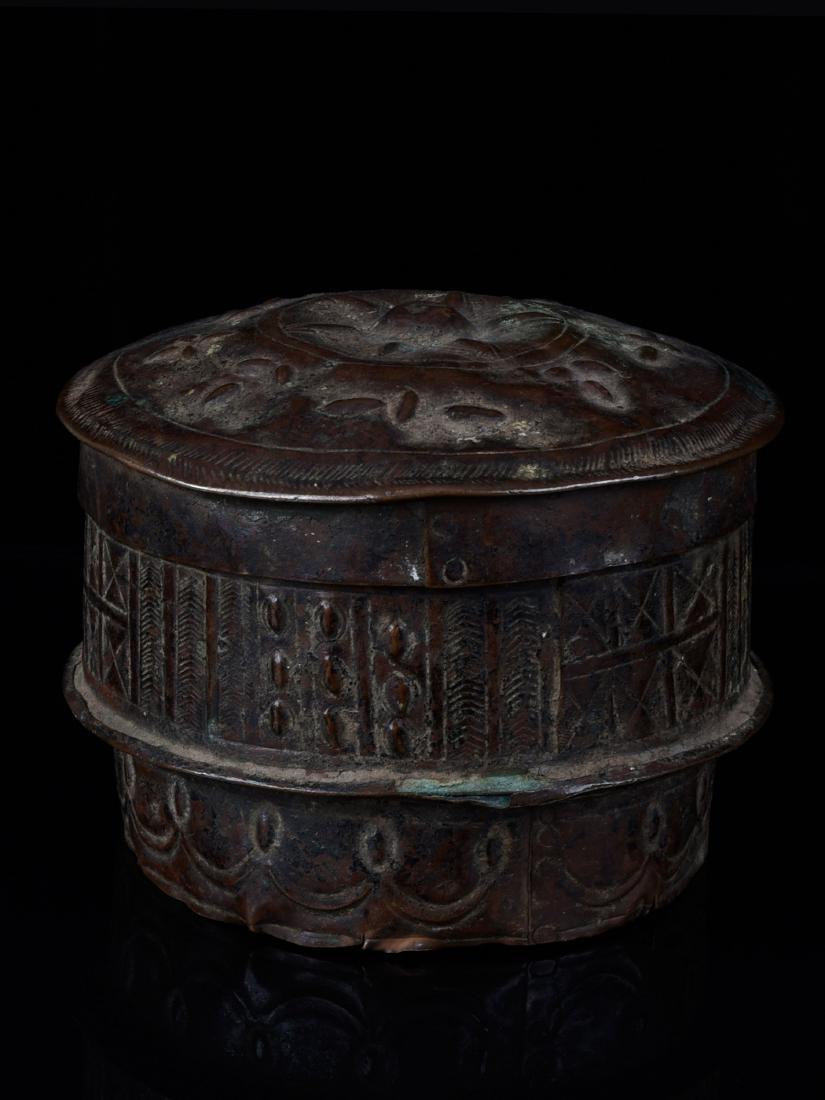 Deckelbehälter "forowa": Deckelbehälter "forowa" Asante, Ghana Kupfer. H 8,5 cm. Ø 11,5 cm. Provenienz: Nachlass Ernest Risch (1927-2015), Oberwil. Forowa genannte Behälter der Asante aus Messingblech dienten zur Aufbewahr