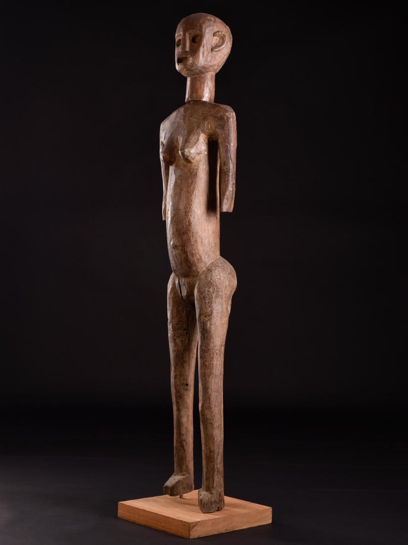 A SUKUMA FIGURE: Figur mit abnehmbaren Kopf Sukuma, Tansania Holz. H 157 cm. Provenienz: - Heinz Jappert, Basel. - Galerie Walu Auktion 4, 12.12.2015, Lot 215. - David Bill, Giswil. - Galerie Walu, Basel. Die figurati