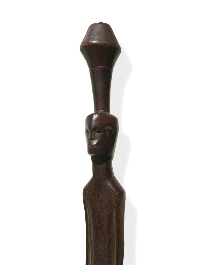 A NYAMWEZI STAFF: Würdestab Nyamwezi, Tansania Ohne Sockel / without base Holz. H 121 cm. Provenienz: - Toni Daehler, Basel. Prestigestab eines ranghohen Würdeträgers. Ranghohe Würdenträger, z.B. regionalen Fürst