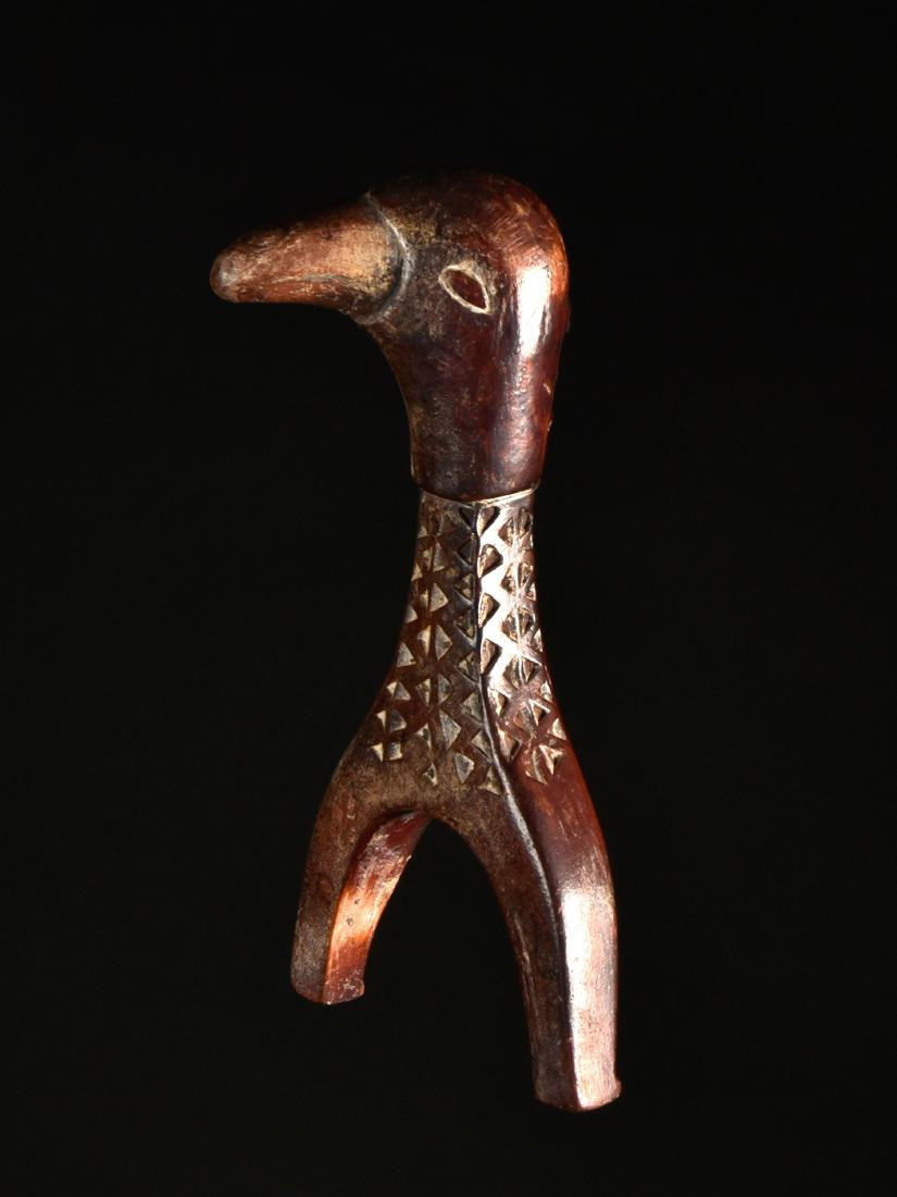 A BAULE SLINGSHOT: Steinschleuder Baule, Côte d’Ivoire Ohne Sockel / without base Holz. H 15 cm. Provenienz: Nachlass René David (1928-2015), Zürich. Weiterführende Literatur: Jean Paul DELCOURT & Giovanni Franco 