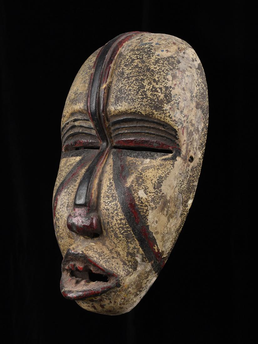 A Woyo Mask (African Art): Maske Woyo, DR Kongo Gesockelt / with custom base Holz. H 35 cm. Provenienz: - Lawson Mooney (1922-1998), Boston. - Galerie Walu, Zürich. Das Kongo-Reich der heutigen Republik Kongo wird schon in den