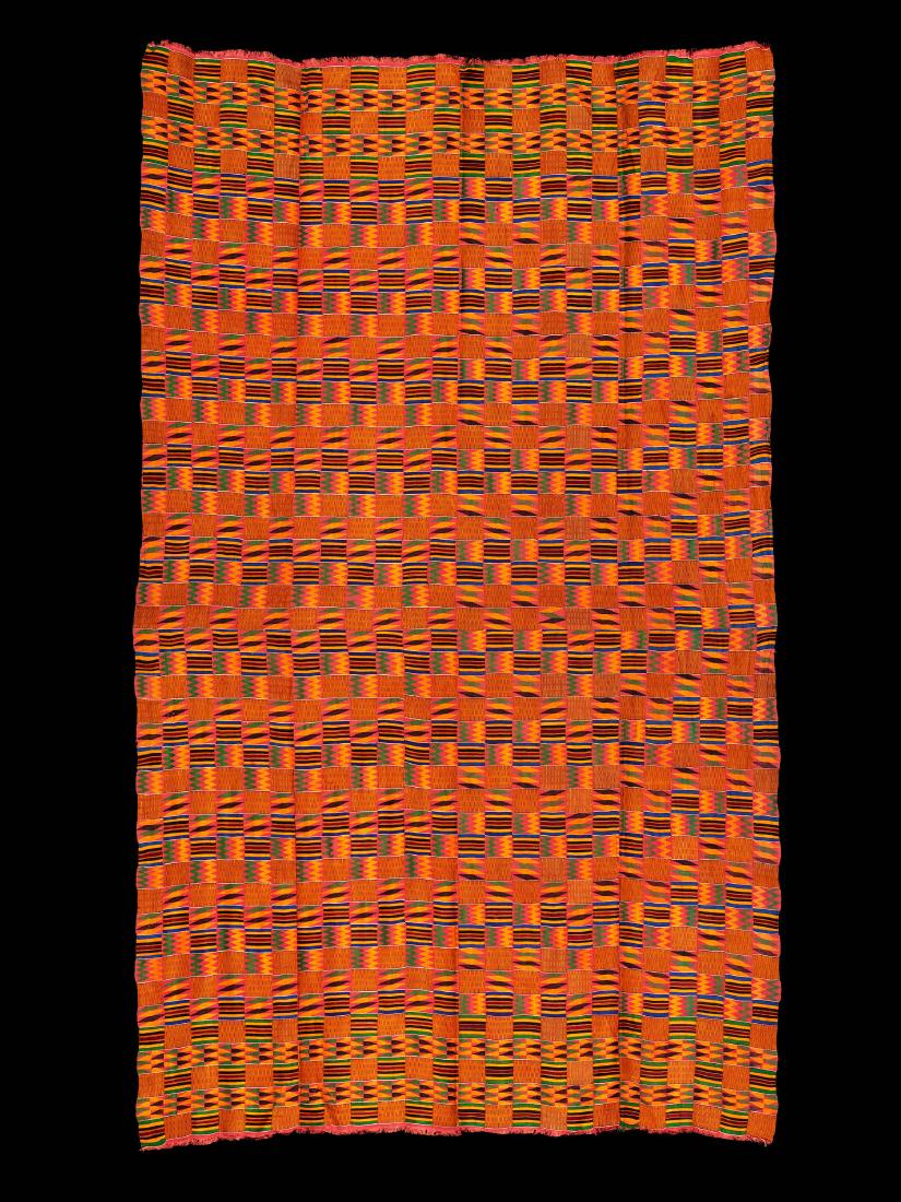 An Asante "kente" Cloth: Wickelgewand, "kente" Asante, Ghana Baumwolle und Seide. B 180 cm. L 314 cm. Provenienz: Galerie Walu, Zürich (vor 1999). Die farbenfrohen, kente genannten, Umschlagtücher bestehen aus bis zu über 