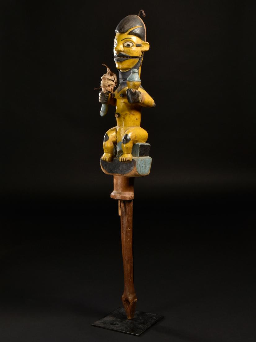 An Ogoni Marionette: Marionette Ogoni, Nigeria Mit Sockel / with base Holz, Leder, Schnur. H 85 cm. Provenienz: Galerie Walu, Zürich. Marionettenfiguren sind Sinnbilder verschiedener Charaktere zur Illustration von Gesch