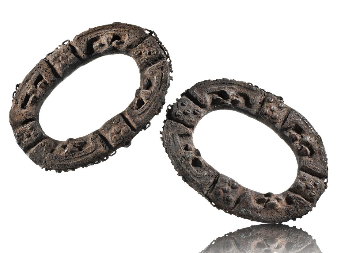 A Yoruba "saworo" Pair of Bangles: Schmuckreifen-Paar, "saworo" Yoruba, Nigeria Ohne Sockel / without base Gelbguss. H 16 cm. B 20 cm. Provenienz: Carlo Monzino (1931-1996), Castagnola. Reich verzierte Fuss- und Armreifen aus Kupferleg