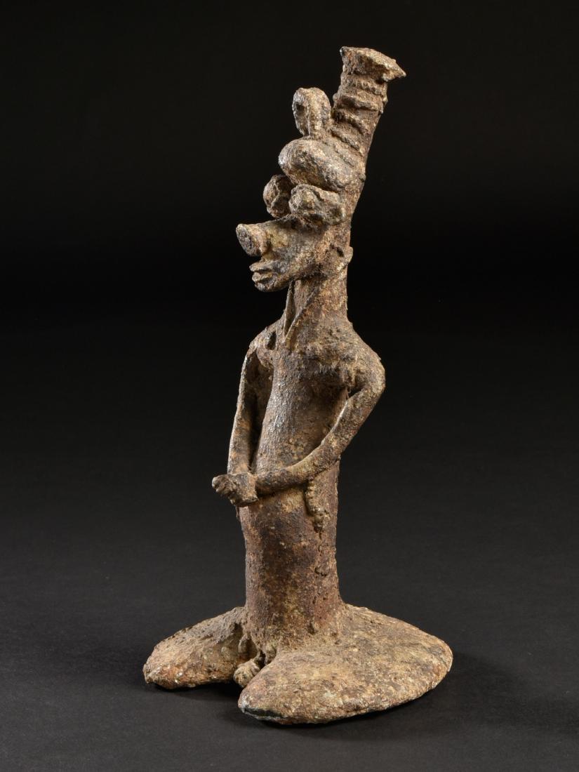 A Yoruba Ogboni Figure: Sitzende männliche Figur Yoruba, Nigeria Ohne Sockel / without base Gelbguss. H 22 cm. Provenienz: Galerie Walu, Zürich (vor 1999). Thermolumineszenz-Altersbestimmung: 180 Jahre (+/-20 %). Das Wohle