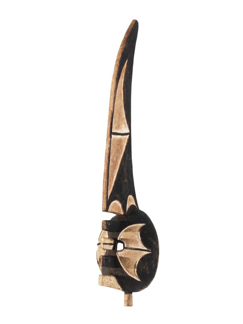 An Igbo-Afikpo "mma ji" Mask: Maske, "mma ji" Igbo-Afikpo, Nigeria Ohne Sockel / without base Holz. H 91 cm. Provenienz: Carlo Monzino (1931-1996), Castagnola. „Yamswurzelmesser“ (Mma ji) genannte Maske, deren bugähnliche Sti