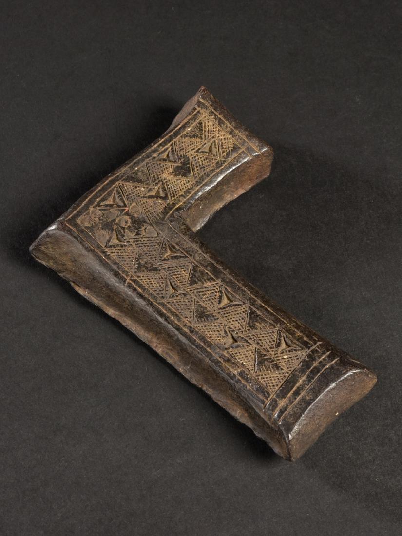 A Kuba Redwood "bongotol" Brick: Rotholzpulver-Ziegel "bongotol" Kuba, DR Kongo Ohne Sockel / without base Rotholzpulver. H 2 cm. B 9 cm. L 12 cm. Provenienz: Nachlass René David (1928-2015), Zürich. Ausgestellt: Musée Internation