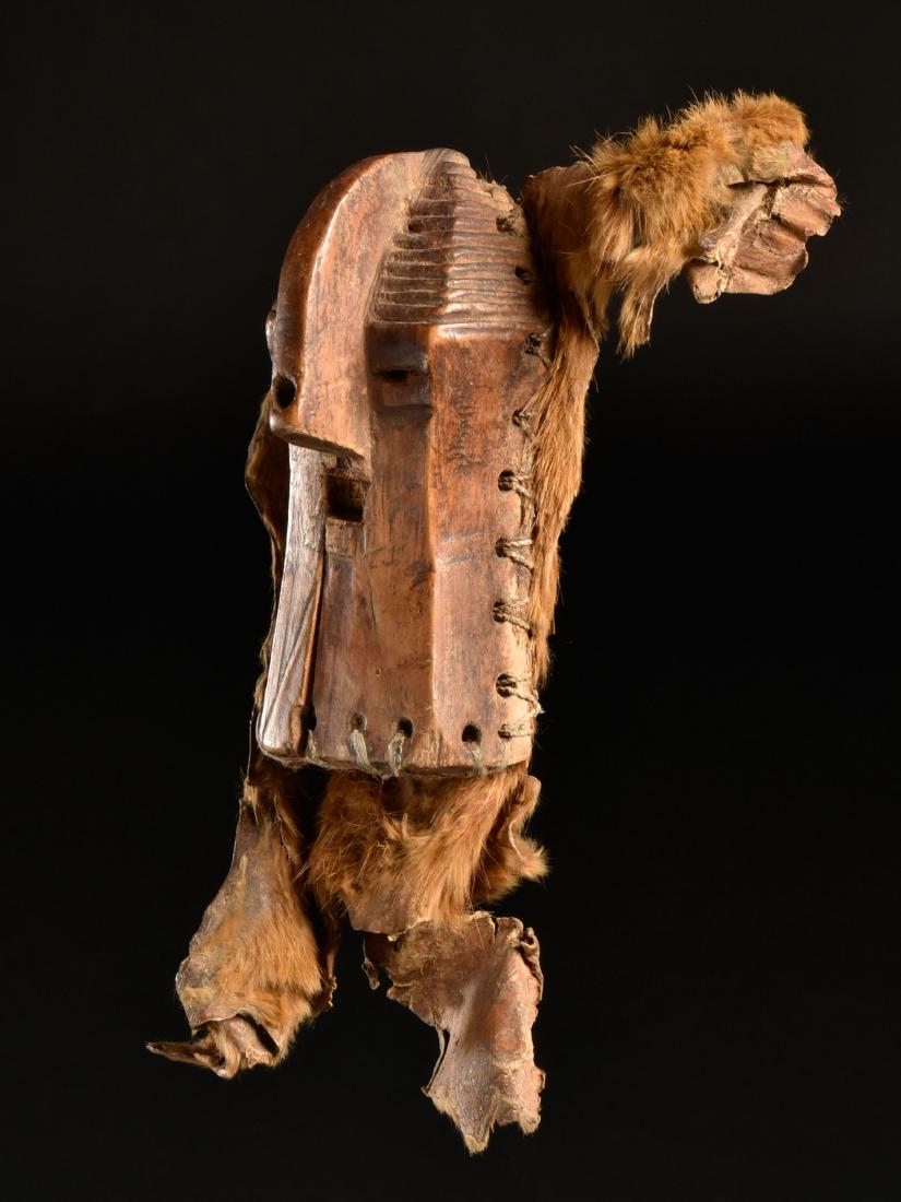 A Songye Miniature Mask: Miniatur-Maske Songye, DR Kongo Ohne Sockel / without base Holz, Leder. H 10 cm. Provenienz: Nachlass René David (1928-2015), Zürich. Ausgestellt: Musée International du Golfe de Guinée, Togo (200