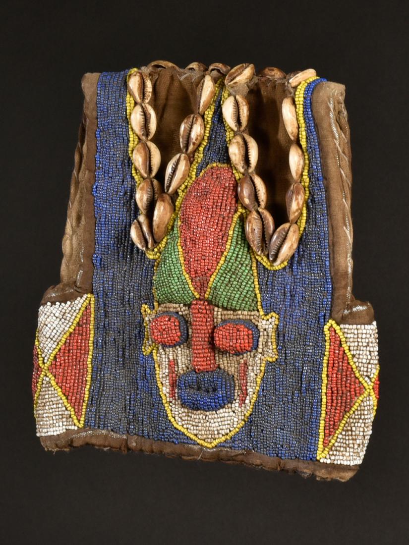 A Coat of a Twin Figure Pair "ere ibeji": Ibeji-Kleid Yoruba, Nigeria H 22 cm. B 22 cm. Provenienz: Galerie Walu, Zürich. Mit Glasperlen versehener Mantel eines Zwillingsfiguren-Paares "ere ibeji". CHF 100 / 200 EUR 86 / 172