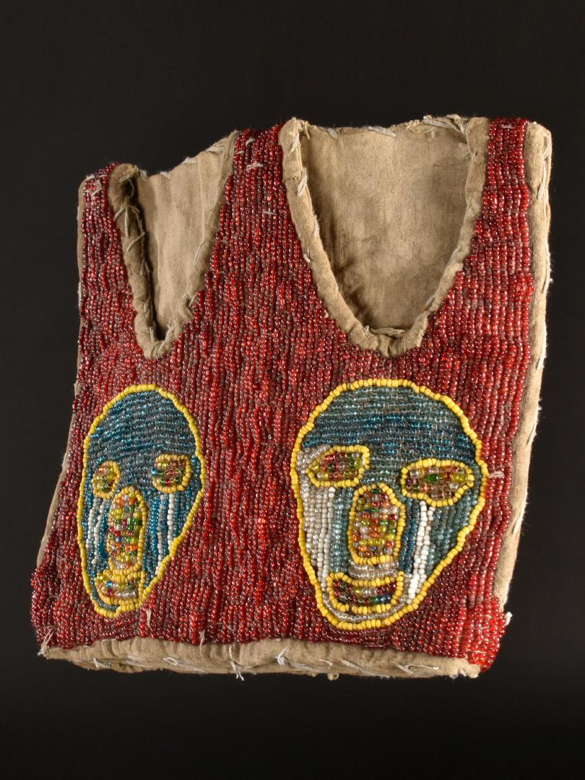 A Coat of a Twin Figure Pair "ere ibeji": Ibeji-Kleid Yoruba, Nigeria H 19 cm. L 20 cm. Provenienz: Galerie Walu, Zürich. Mit Glasperlen versehener Mantel eines Zwillingsfiguren-Paares "ere ibeji". CHF 100 / 200 EUR 86 / 172