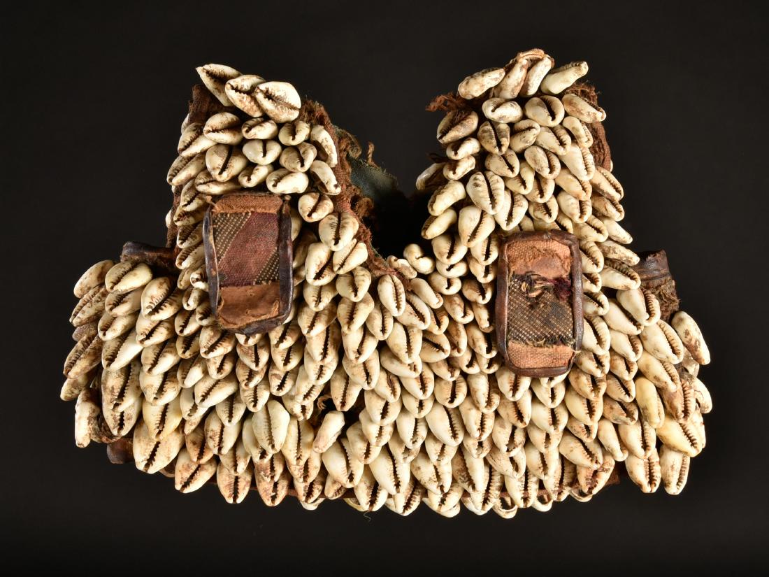 A Coat of a Twin Figure Pair "ere ibeji": Ibeji-Kleid Yoruba, Nigeria H 15 cm. B 24 cm. Provenienz: Galerie Walu, Zürich. Mit Kaurischnecken versehener Mantel eines Zwillingsfiguren-Paares "ere ibeji". CHF 100 / 200 EUR 86 / 172