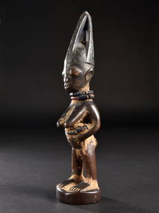 A Yoruba Twin Figure, "ere ibeji": Weibliche Zwillingsfigur, "ere ibeji" Yoruba, Nigeria Ohne Sockel / without base Holz. H 26 cm. Provenienz: Nachlass René David (1928-2015), Zürich. Ausgestellt: Musée International du Golfe de