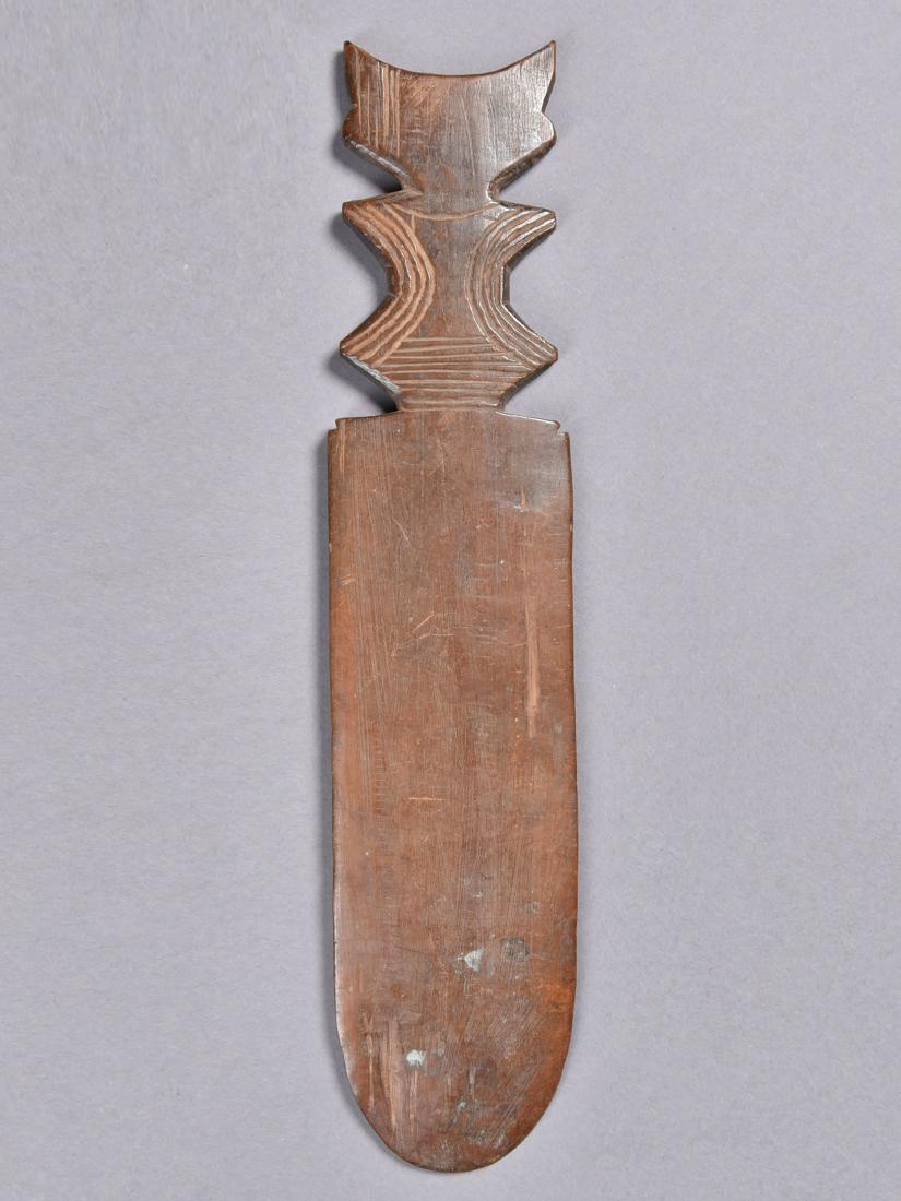 An Asante Wax Thread Roller: Webschwert Asante, Ghana Ohne Sockel / without base Holz. H 30 cm. Provenienz: Galerie Walu, Zürich (vor 1999). CHF 50 / 100 EUR 43 / 86 Arbeitsgerät das zum formen der feinen Wachsfäden die zur He