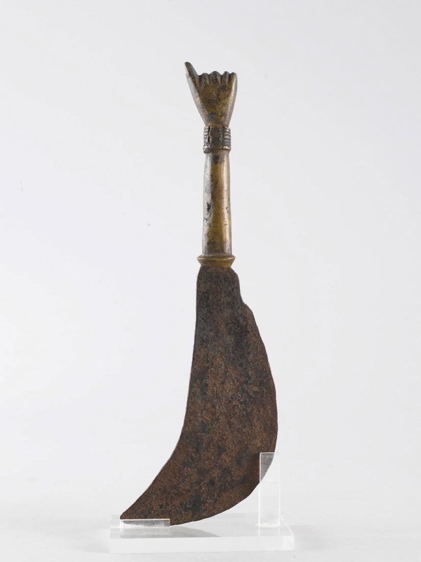 A Yoruba Ceremonial Sword, "ada": Zeremonialschwert, "Ada" Yoruba, Nigeria Ohne Sockel (base NOT included) Gelbguss, Eisen. H 32 cm. Provenienz: - Galerie Walu, Zürich (1985). - Nachlass Dr. H. und C. Baumann, Bern. Solche Schwerter 