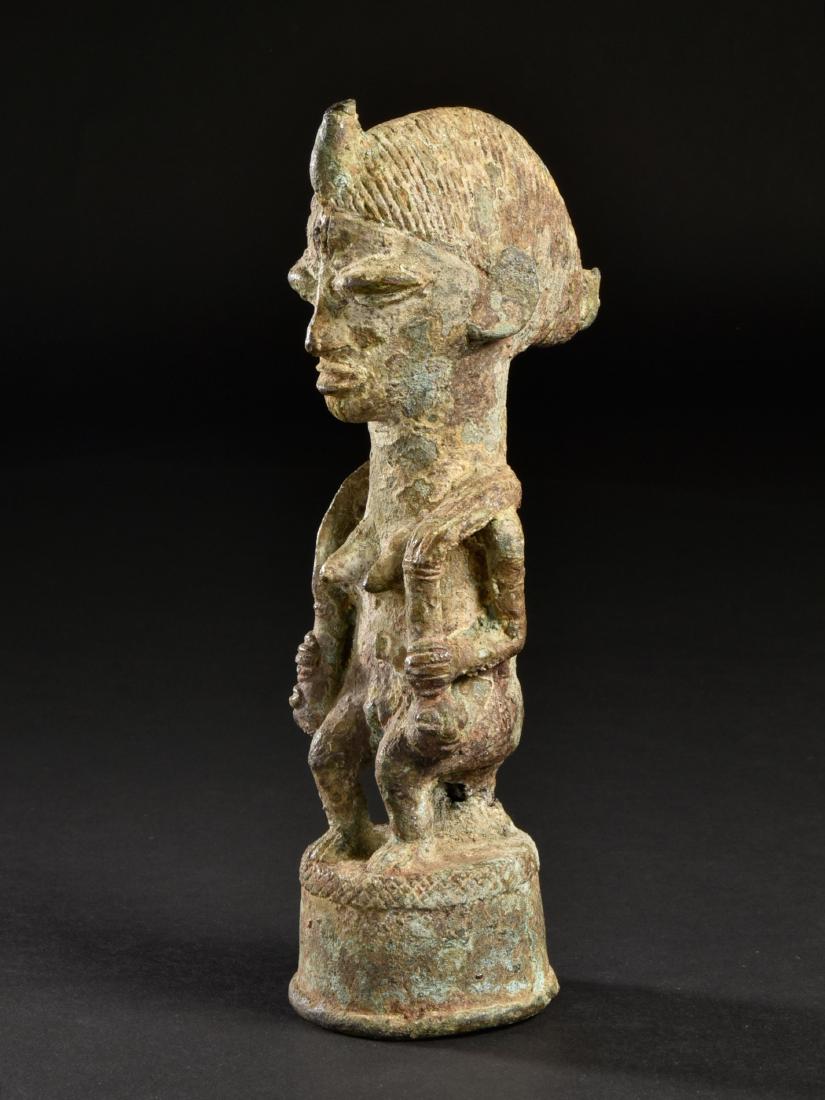A Yoruba Bronze Figure (African Art / Tribal Art): SItzende Figur Yoruba, Nigeria Ohne Sockel / without base Gelbguss. H 21 cm. Provenienz: Galerie Walu, Zürich (1995). Thermolumineszenz-Altersbestimmung: 200 Jahre (+/-20 %). CHF 800 / 1 200 EUR 688 