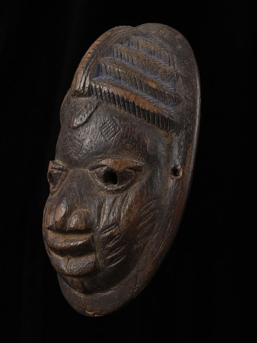 A Yoruba Mask (African Art): Maske Yoruba, Nigeria Gesockelt / with custom base Holz. H 17 cm. Provenienz: Galerie Walu, Zürich. CHF 800 / 1 600 EUR 688 / 1 376