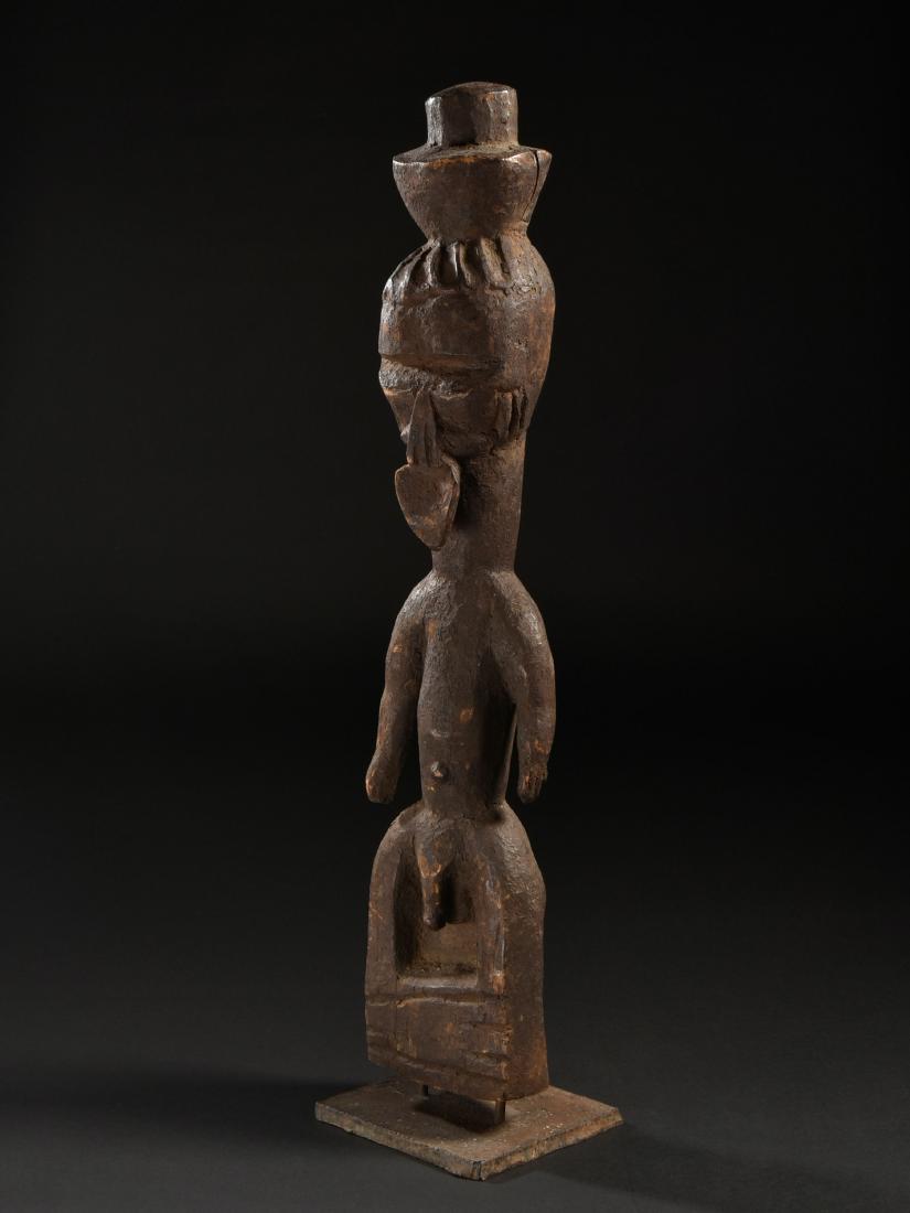 A Nigerian Figure (African Art): Figur Nigeria (?) Gesockelt / with custom base Holz. H 62 cm. Provenienz: - Ernst Oskar Hieber (geb. 1896). - Galerie Walu, Zürich. CHF 1 000 / 2 000 EUR 860 / 1 720
