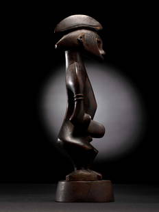 A Senufo Figure, "tugu": Figur, "tugu" Senufo, Côte d’Ivoire Mit Sockel / with base Holz. H 19 cm. Provenienz: - Klaus Clausmeyer, Köln. (* 1887; † 1968) - Galerie Walu, Zürich. - Nachlass Denise David (1928-2011), Zü