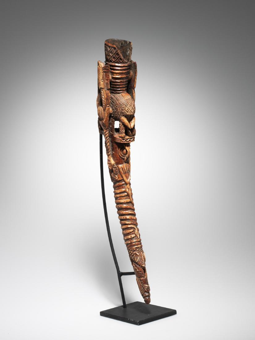 A Benin Kingdom Sceptre: Medizinhornstab, Szepter. Königreich Benin, Nigeria Mit Sockel / with base Elfenbein. H 52 cm. Provenienz: - Galerie Walu, Zürich. - Rudolf und Leonore Blum, Zumikon. - Schweizerische Privatsammlung
