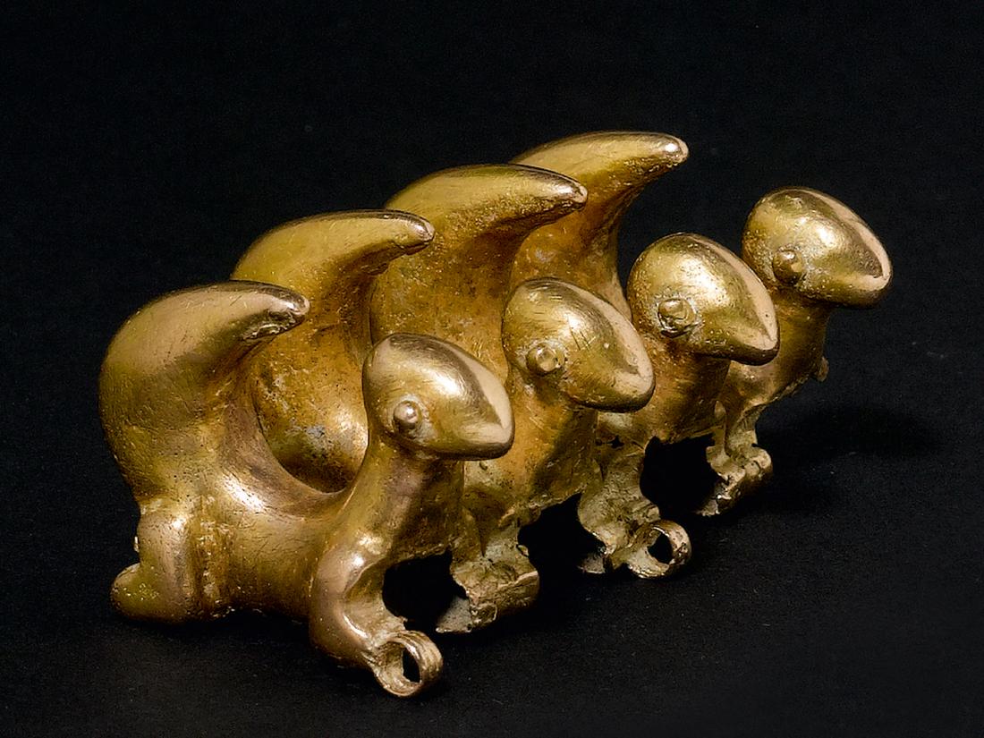 A Sinu Zoomorphic Pendant / Pre-Columbian Art (1 of 10)