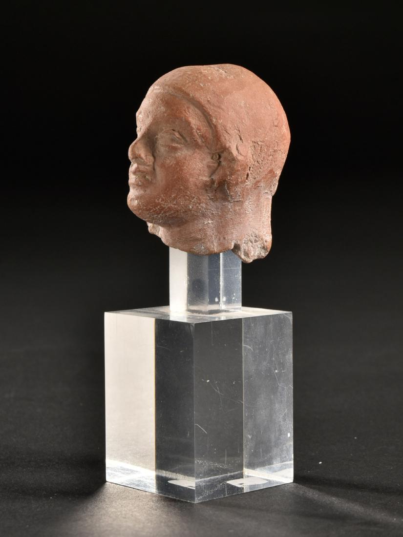 An Egyptian Head of Harpokrates: KÖPFCHEN DES HARPOKRATES Wohl Alexandrinisch, Ägypten, 3. - 2. Jh. v. Chr. Terrakotta. H 4 cm. L 3,5 cm. Provenienz: Sammlung Hofmann, Berlin (vor 1939). CHF 75 / 150 EUR 64 / 129