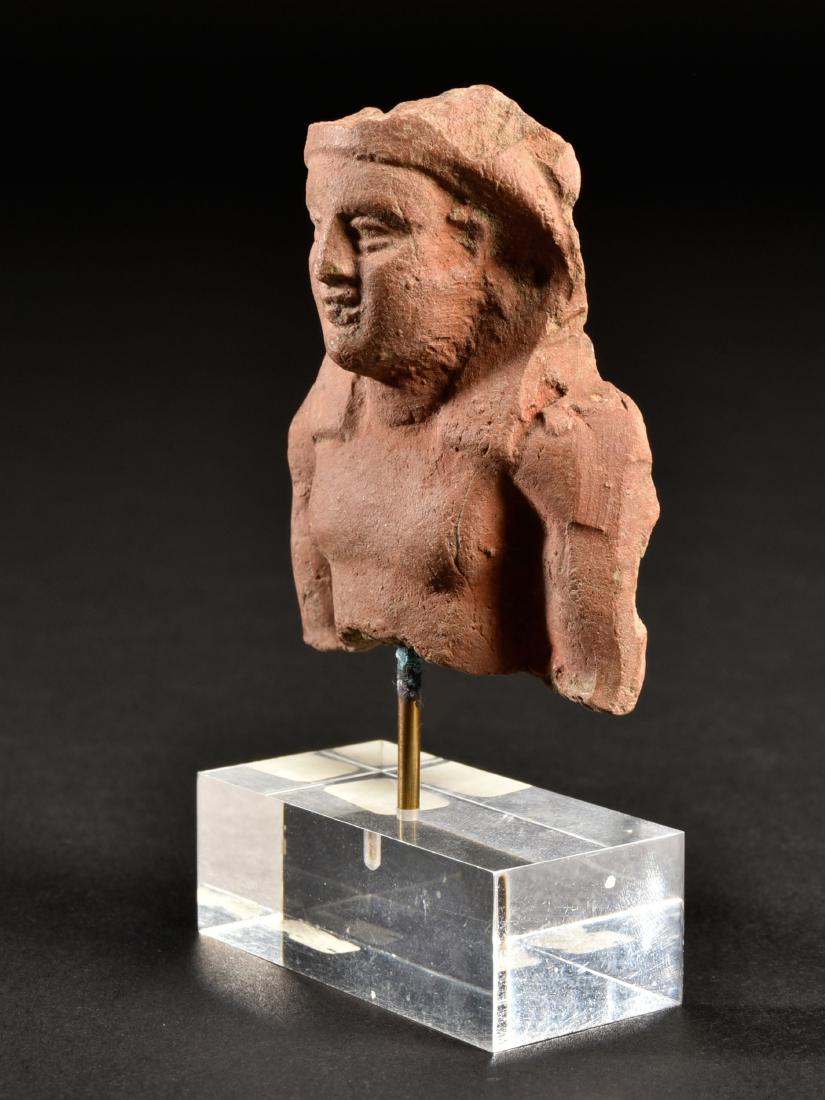 An Egyptian Bust of a Royal Figure: BÜSTE EINER KÖNIGSFIGUR Faijum, Ägypten, römische Kaiserzeit, 1. - 2. Jh. n. Chr. Mit Sockel / with base Keramik. H 5,8 cm. Provenienz: Sammlung Hofmann, Berlin (vor 1939). CHF 150 / 300 EUR 129 /