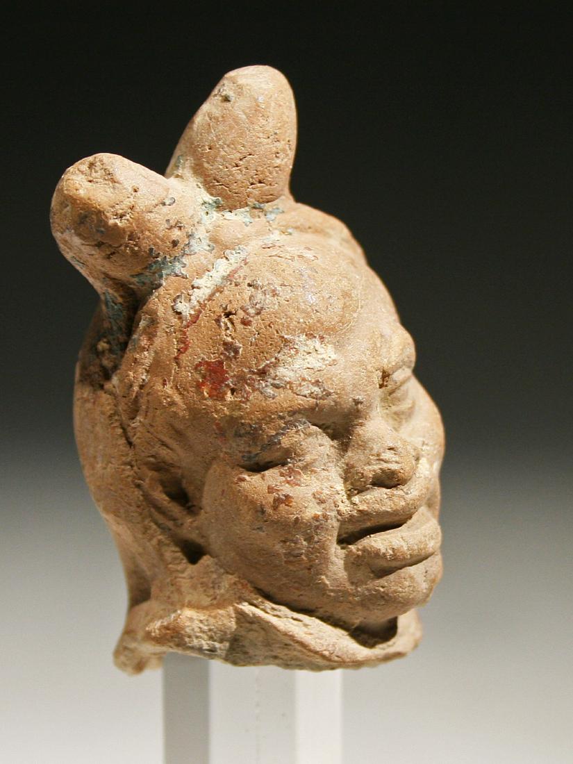 A Small Graeco-Egyptian Head: KLEINER KOPF Gräco-Ägyptisch, Alexandria, 2. - 1. Jh. v. Chr. Mit Sockel / with base Keramik. H 4,5 cm. Provenienz: Sammlung Hofmann, Berlin (vor 1939). CHF 75 / 150 EUR 64 / 129