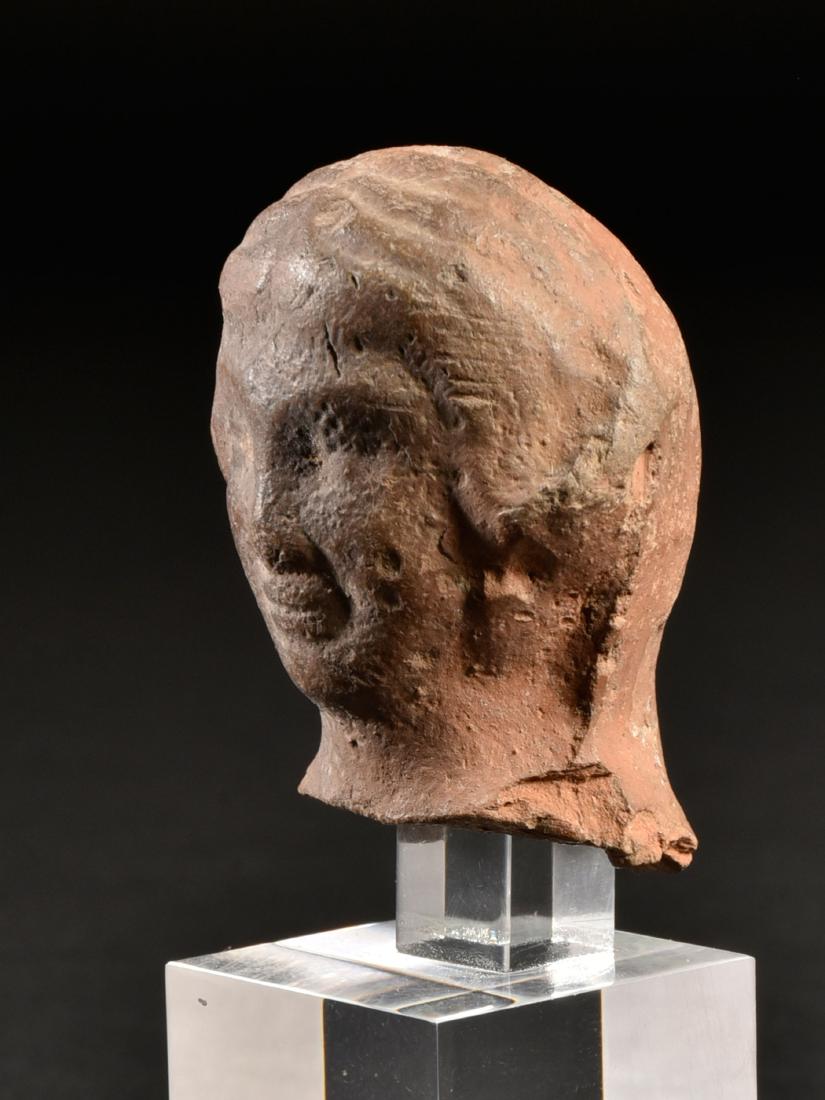 A Small Alexandrian Female Head (Ancient Egyptian Art): KÖPFCHEN EINER FRAU Alexandrinisch, 3. - 2. Jh. v. Chr. Mit Sockel / with base Keramik. H 3,8 cm. Provenienz: Sammlung Hofmann, Berlin (vor 1939). CHF 50 / 100 EUR 43 / 86