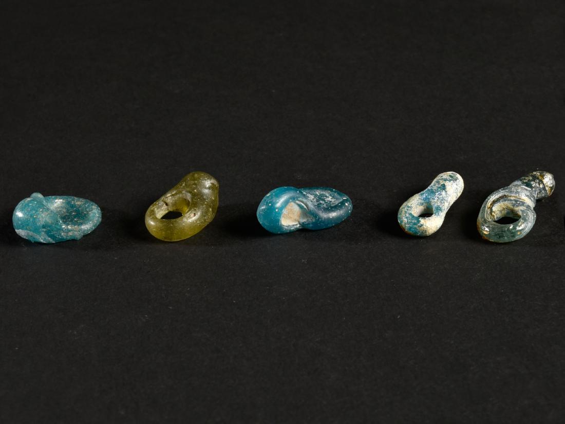 5 Byzantine Pendants: 5 ANHÄNGER Byzantinisch, 7. Jh. n. Chr. Ohne Sockel / without base Glas. H 2 cm - 2,3 cm. Provenienz: Privatsammlung, Grossbritannien (1955 - 1976). CHF 50 / 100 EUR 43 / 86
