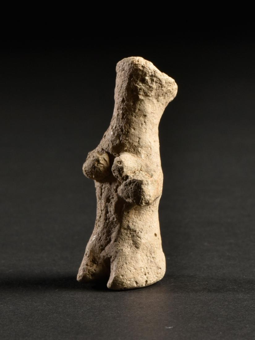 A Small Syrian Female Idol (Ancient Syrian Art): KLEINES WEIBLICHES TONIDOL Syrisch, 2. - 1. Jh. v. Chr. Ohne Sockel / without base Keramik. H 5 cm. CHF 50 / 100 EUR 43 / 86