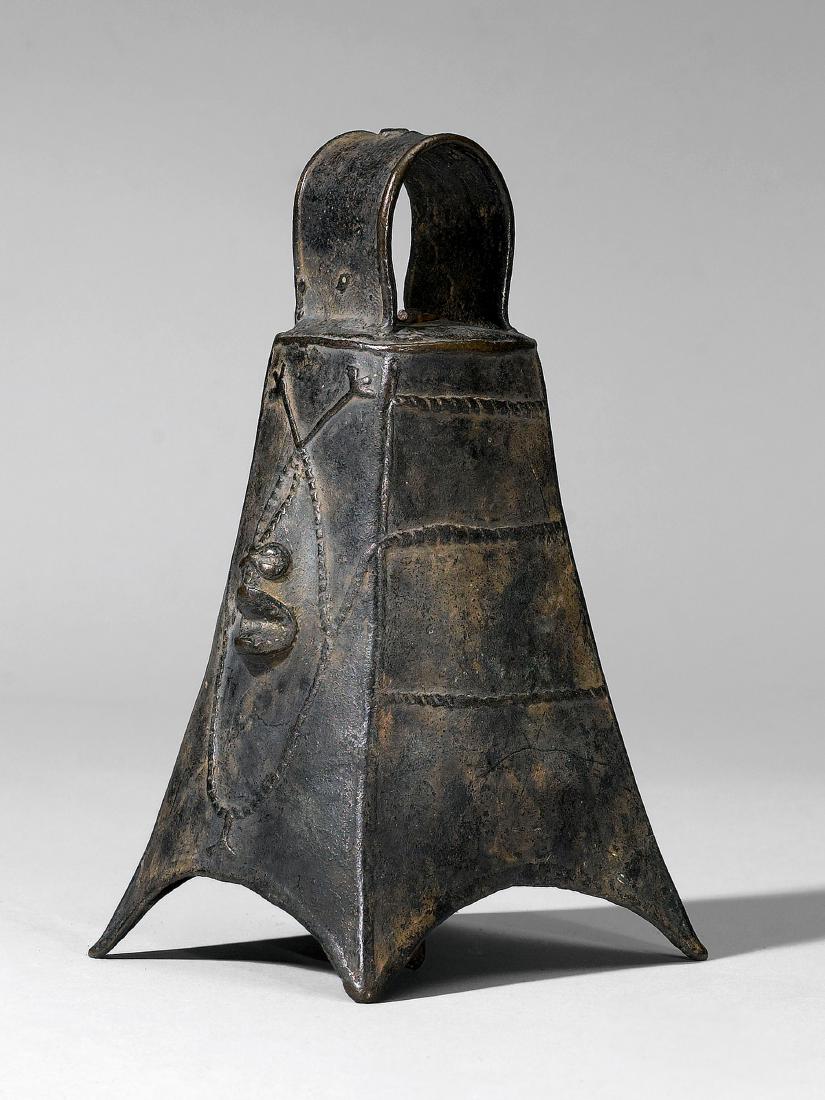 A Bini Bell (African Art / Tribal Art): Glocke Bini, Nigeria Ohne Sockel / without base Gelbguss. H 17,5 cm. Provenienz: - Galerie Walu, Zürich (1993). - Nachlass Ernest Risch (1927-2015), Oberwil. - Schweizer Privatsammlung, Genf. Diese e